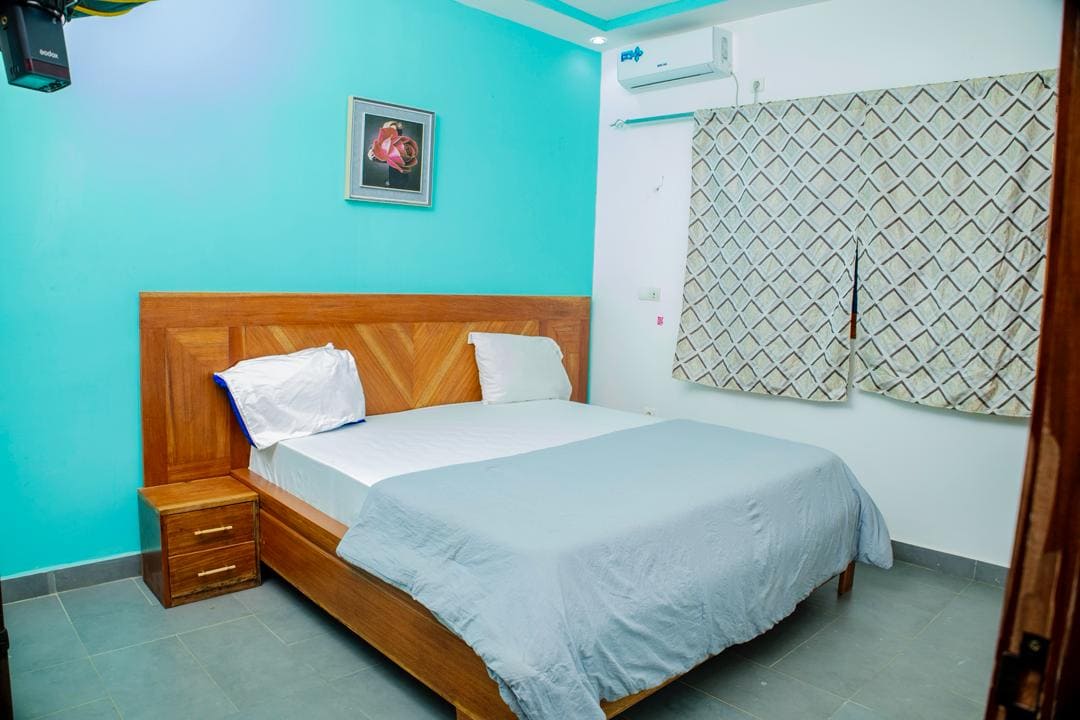 Appartement 1 - Vue principale avec lit double et espace salon